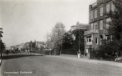 14713 Gezicht in de Kerkewijk met bebouwing te Veenendaal; met rechts de voorgevel van de sigarenfabriek Ritmeester ...